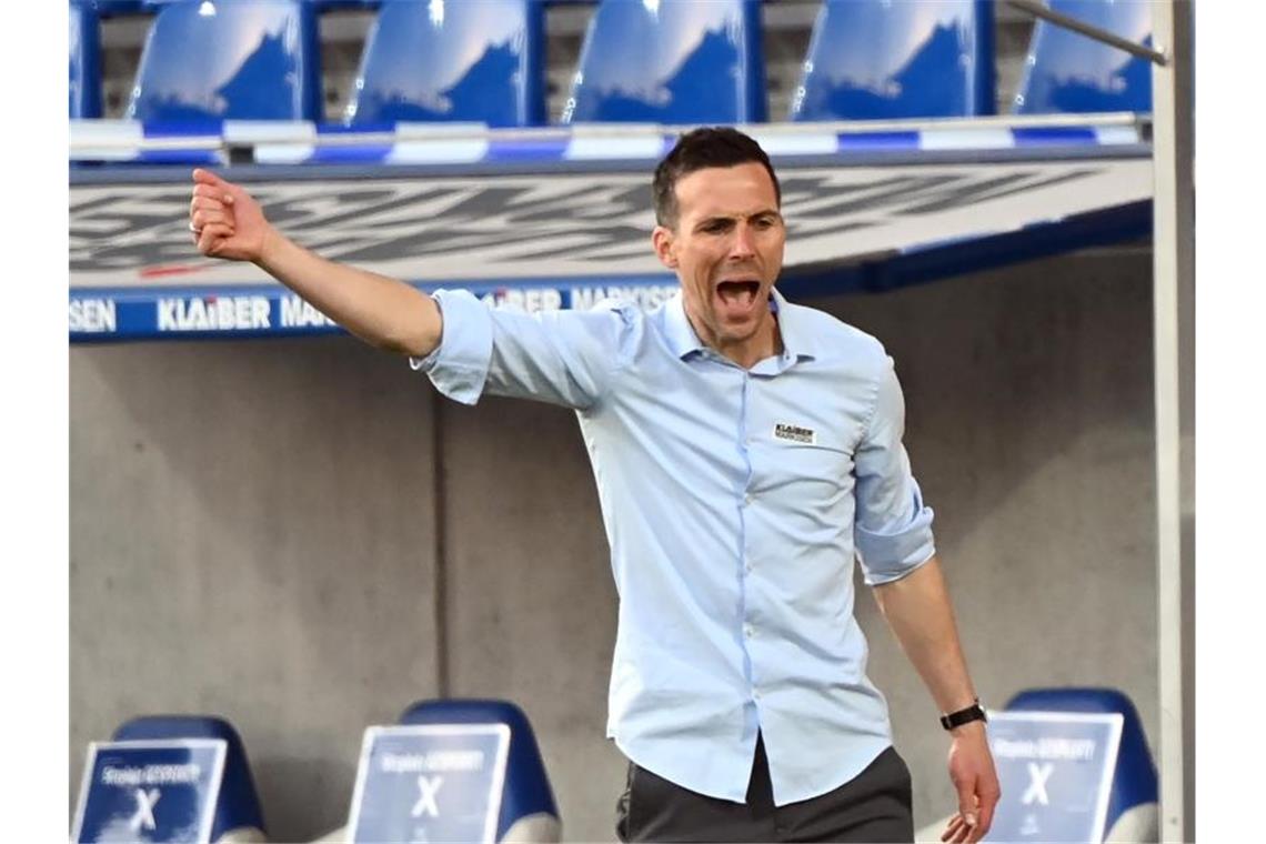 Der Karlsruher Trainer Christian Eichner ruft Anweisungen. Foto: Uli Deck/dpa
