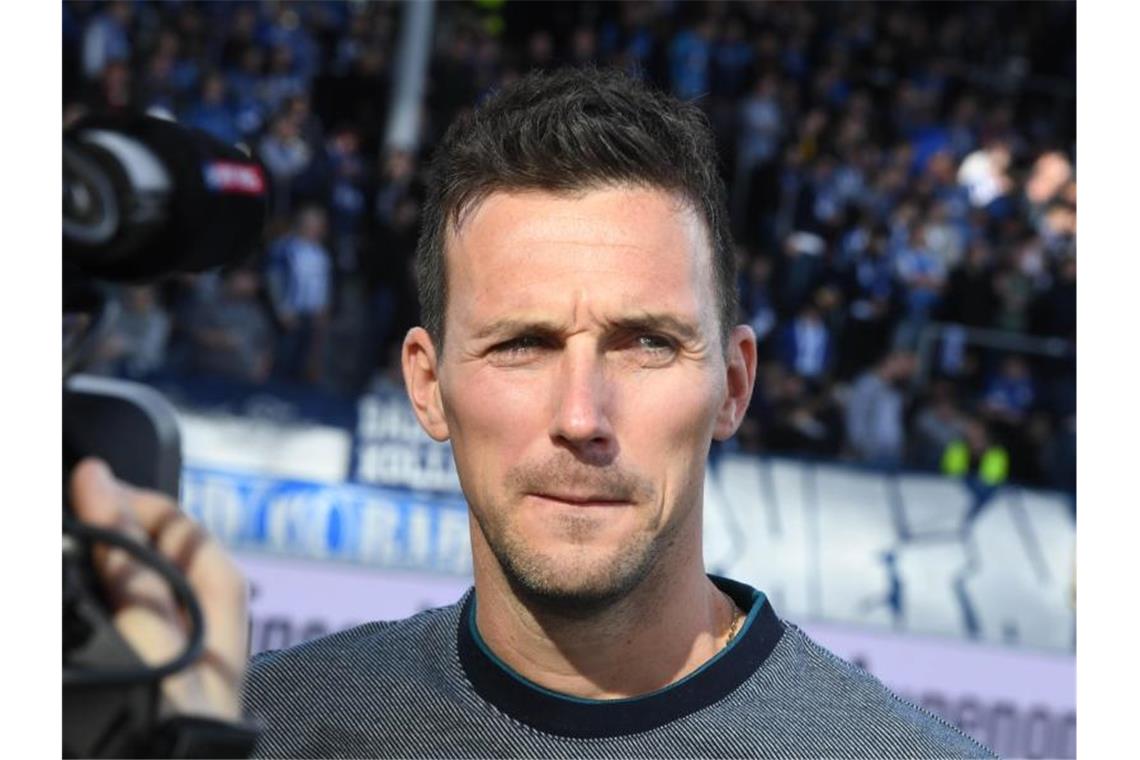 Der Karlsruher Trainer Christian Eichner steht im Stadion. Foto: Uli Deck/dpa/Archivbild