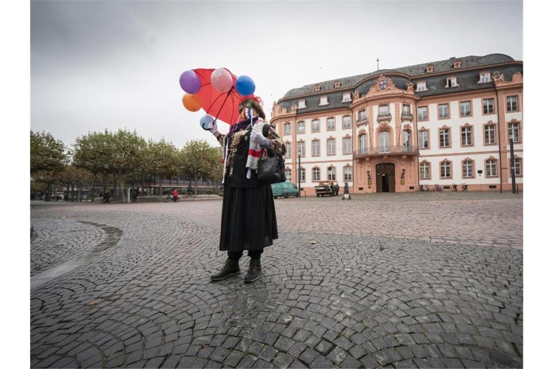 Der ödeste Karneval aller Zeiten beginnt Der Karnevalist "Es Friedsche" aus Bingen steht allein auf dem Mainzer Schillerplatz, wo normalerweise am 11.11. um 11.11 Uhr unter Teilnahme zahlreicher Narren die Karnevalsession eingeläutet wird. Foto: Frank Rumpenhorst/dpa