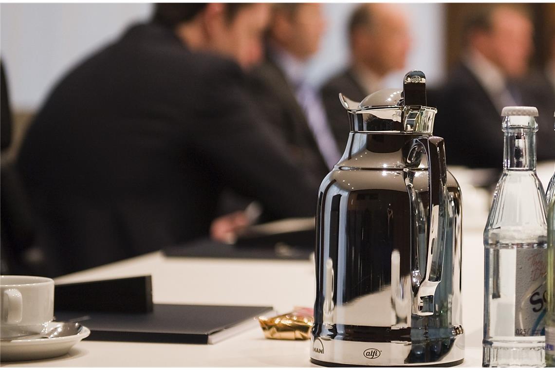 Der Karrierist: 73 Prozent der deutschen Singles treffen sich zum ersten Date auf eine Tasse Kaffee. Aber nicht nur in Sachen Liebe ist Kaffee hilfreich. Der amerikanische Netzwerkprofi und Investor Mark Suster („Why You Need To Take 50 Coffee Meetings“) rät jedem, der beruflich Erfolg haben will, möglichst oft mit alten und neuen Bekannten Kaffee trinken zu gehen und so sein Netzwerk zu erweitern und die Karriere nachhaltig voran zu treiben.