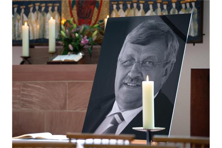 Der Kasseler Regierungspräsident Walter Lübcke war in der Nacht zum 2. Juni auf der Terrasse seines Wohnhaus in Nordhessen mit einem Kopfschuss getötet worden. Foto: Swen Pförtner