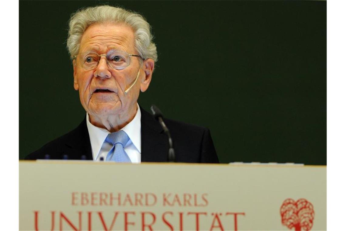 Der katholische Theologe Hans Küng spricht in der Universität in Tübingen (Baden-Württemberg). Foto: picture alliance / dpa/Archivbild