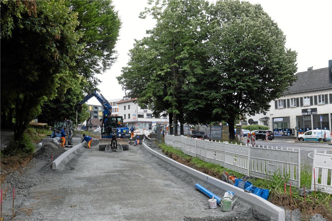 Der Kawagkreisel geht in riesigen Schritten voran. Vor drei Monaten wurde die Kreiselseite zum Friedhof hin hergestellt (Foto), jetzt fließt dort schon der Verkehr und die Baustelle verschiebt sich erneut. Foto: Alexander Becher