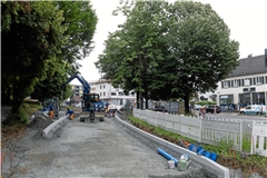 Der Kawagkreisel geht in riesigen Schritten voran. Vor drei Monaten wurde die Kreiselseite zum Friedhof hin hergestellt (Foto), jetzt fließt dort schon der Verkehr und die Baustelle verschiebt sich erneut. Foto: Alexander Becher