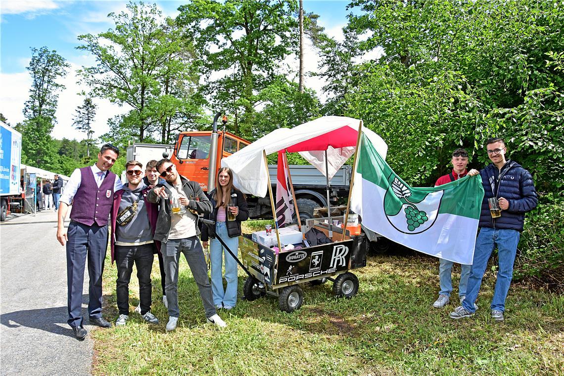 Der Kegelclub aus Aspach ist mit seinem auffälligen Bollerwagen da. 