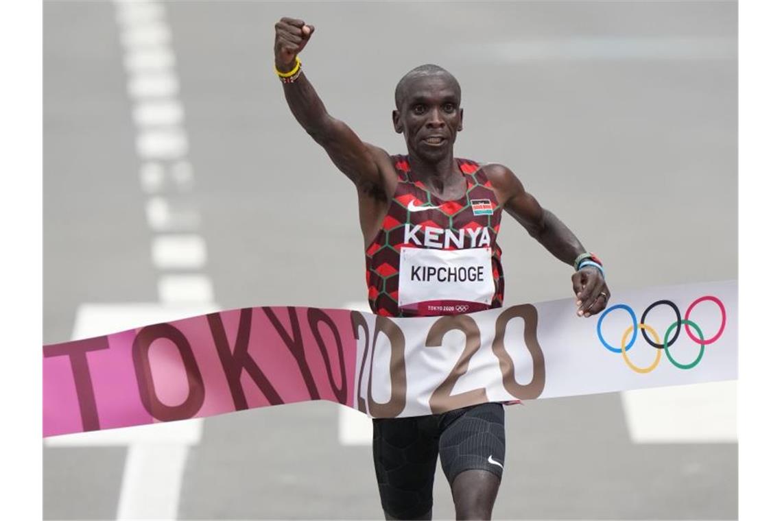 Das war die Olympia-Nacht Der Kenianer Eliud Kipchoge gewann souverän den olympischen Marathon. Foto: Ju Huanzong/XinHua/dpa