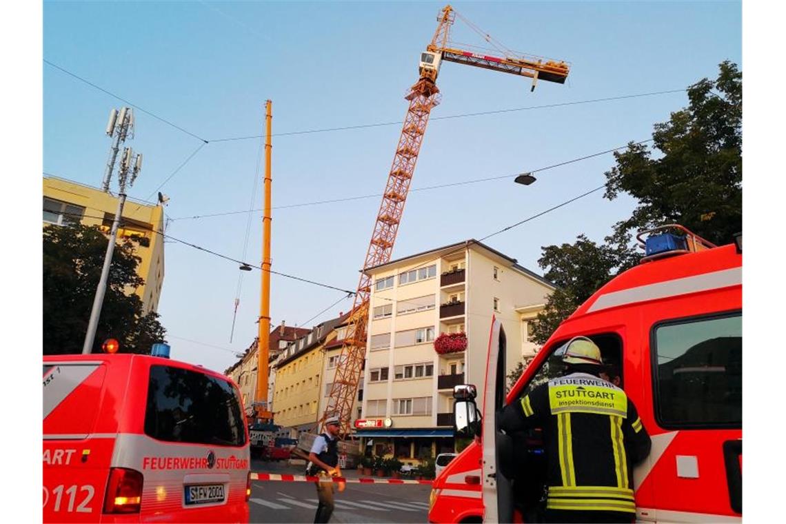 Der Kernerplatz ist abgesperrt, nachdem ein Baukran in Schieflage geraten ist. Foto: Andreas Rosar/Archivbild