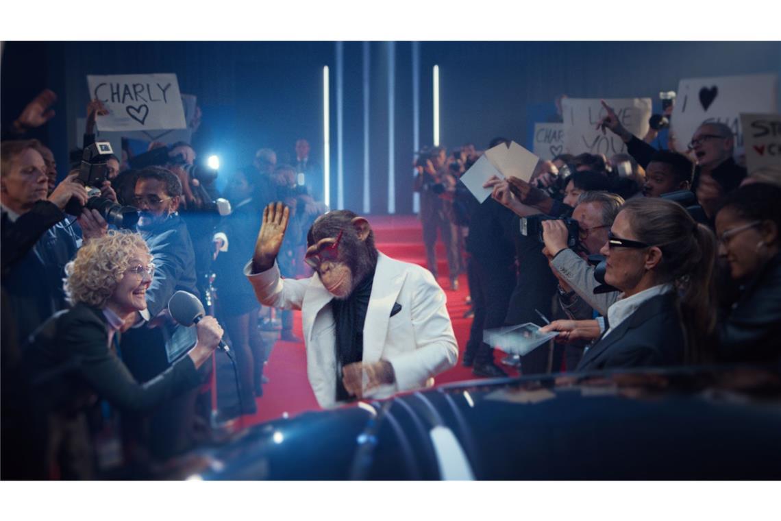 Der neue Affen-Werbespot von Trigema im Video Der KI-generierte Trigema-Affe im weißen Sakko auf dem roten Teppich.