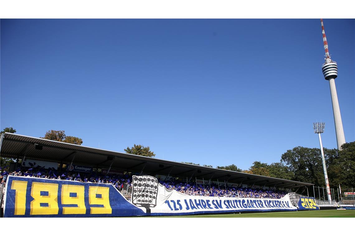 Das waren die Schlüsselmomente der Blauen 2024 Der Kickers-Feiertag am 21. September wurde durch die Heimniederlage gegen den FSV schwer getrübt, die anschließende Feier im Friedrichsbau-Varieté lief unabhängig davon in sehr stilvollem Rahmen ab.