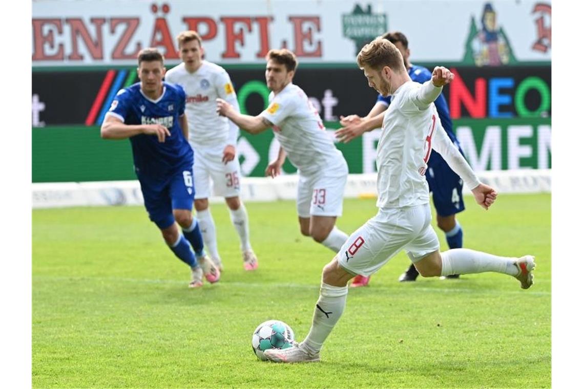 Hofmann ärgert Holstein: KSC beendet Sieglosserie gegen Kiel Der Kieler Alexander Mühling erzielt per Elfmeter das Tor zum 3:2-Anschluss. Foto: Uli Deck/dpa
