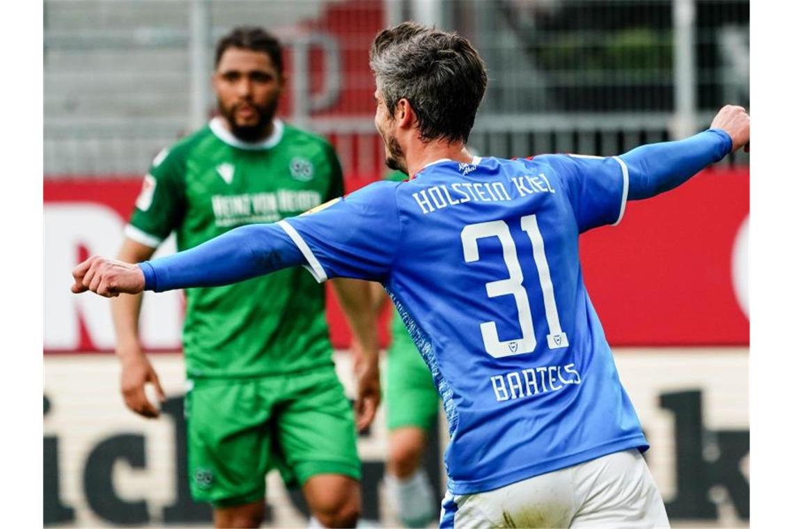 Der Kieler Fin Bartels bejubelt seinen Treffer zum 1:0. Foto: Axel Heimken/dpa