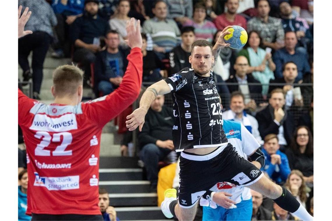 THW Kiel profitiert von Flensburgs Patzer - Hannover Zweiter Der Kieler Ole Rahmel (r) war bester THW-Torschütze. Foto: Marijan Murat/dpa