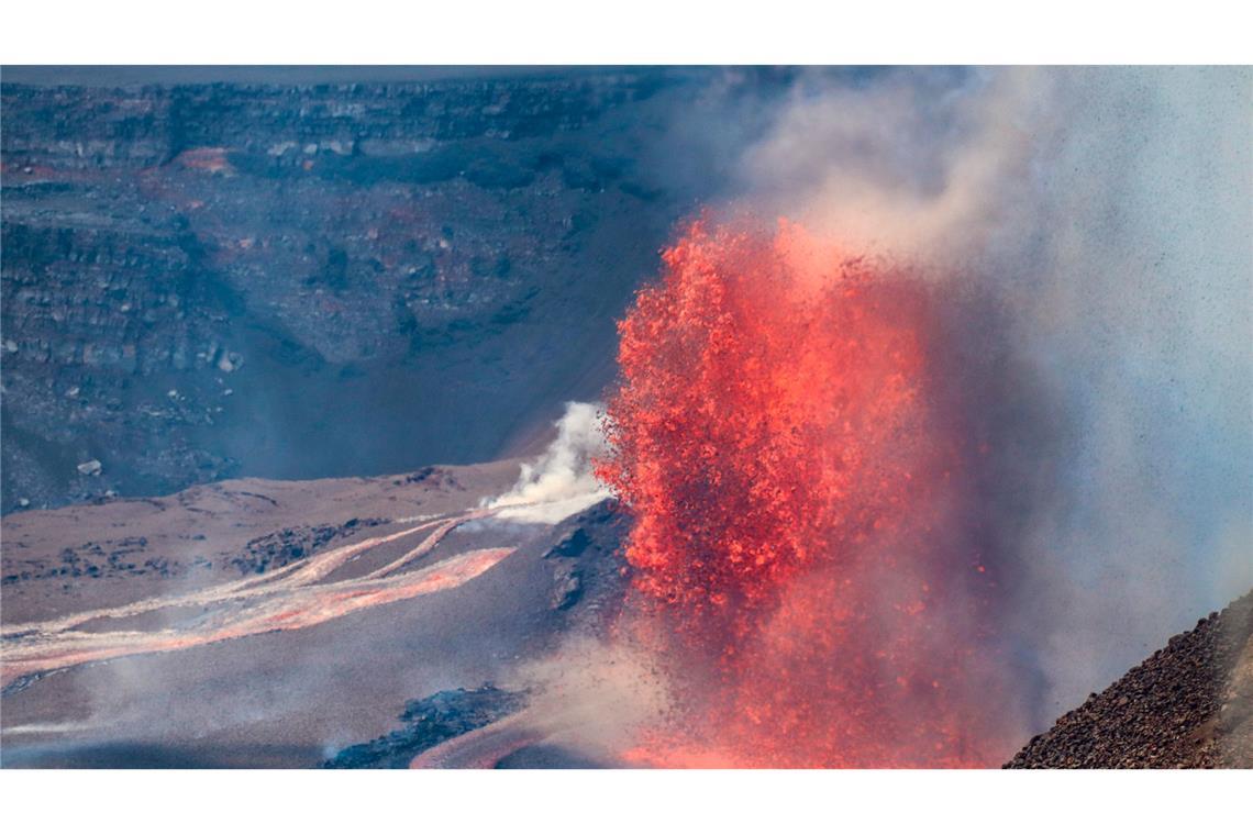 Der Kilauea spuckte Lavafontänen rund 100 Meter hoch in den Himmel.