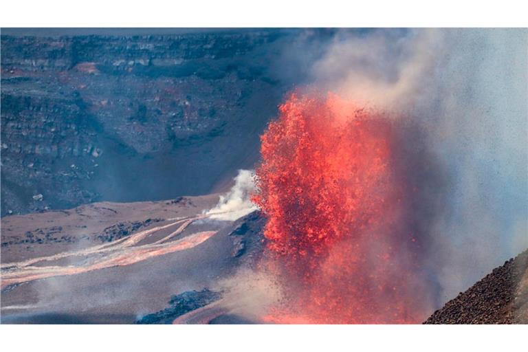 Der Kilauea spuckte Lavafontänen rund 100 Meter hoch in den Himmel.