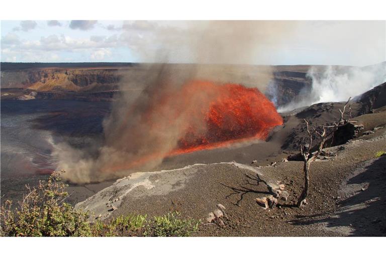 Der Kilauea-Vulkan auf Hawaii spuckt Lavafontänen.