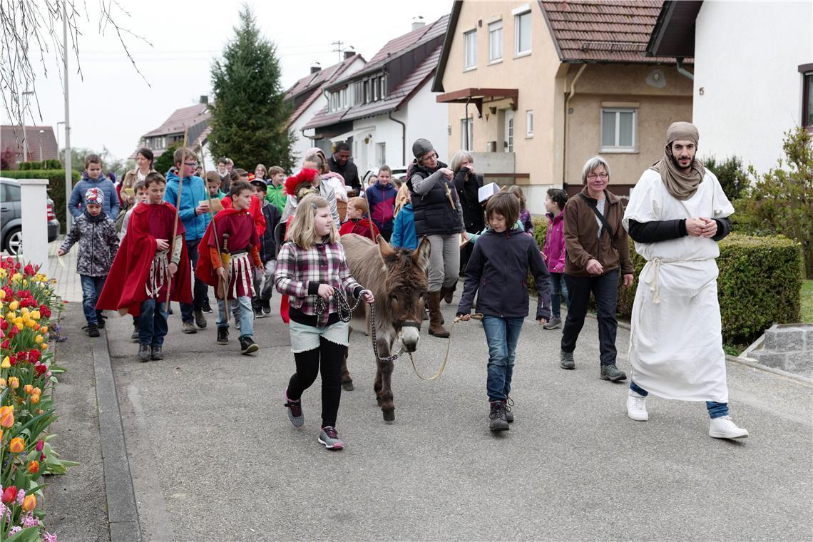 Der Kinderkreuzweg in Großaspach steht jedes Jahr unter einem anderen Motto. Selbst ein lebender Esel war schon dabei, in Anlehnung an Jesu Einzug nach Jerusalem. Foto: Edgar Layher
