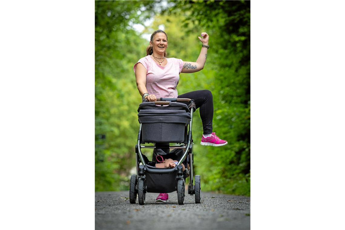 Fit bleiben mit Kinderwagen Der Kinderwagen kann beim Sport in viele Übungen miteinbezogen werden.