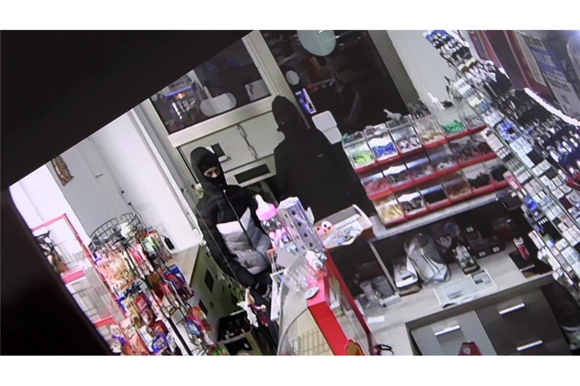 Kioskbesitzer schließt Bewaffnete ein Der Kioskbesitzer sperrte die zwei mit einem Messer bewaffneten Räuber ein.