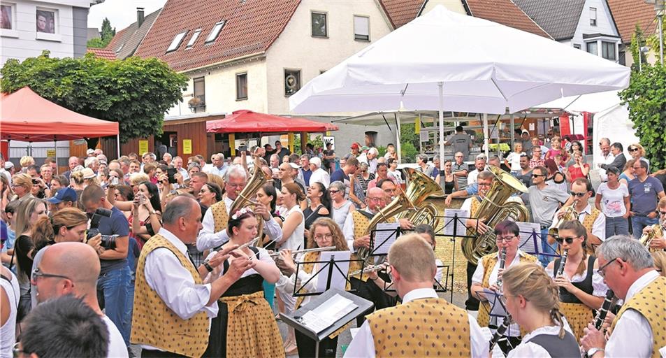 Der Kirchberger Musikverein umrahmte den Fassanstich und war auch sonst für die musikalische Unterhaltung verantwortlich.Foto: T. Sellmaier