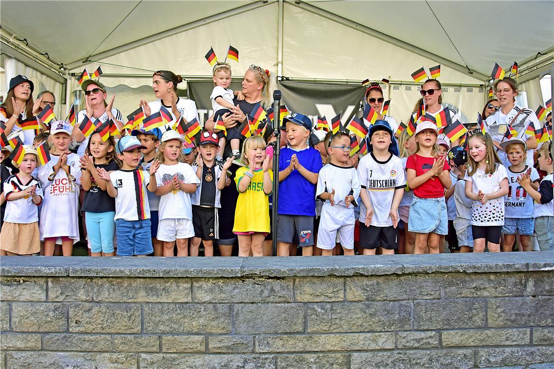 Der Kitachor singt beim Kirchberger Bürgerfest zur Begrüßung. In diesem Jahr natürlich in den Trikots der deutschen Nationalmannschaft. Fotos: Tobias Sellmaier