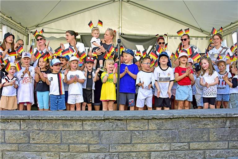 Der Kitachor singt beim Kirchberger Bürgerfest zur Begrüßung. In diesem Jahr natürlich in den Trikots der deutschen Nationalmannschaft. Fotos: Tobias Sellmaier