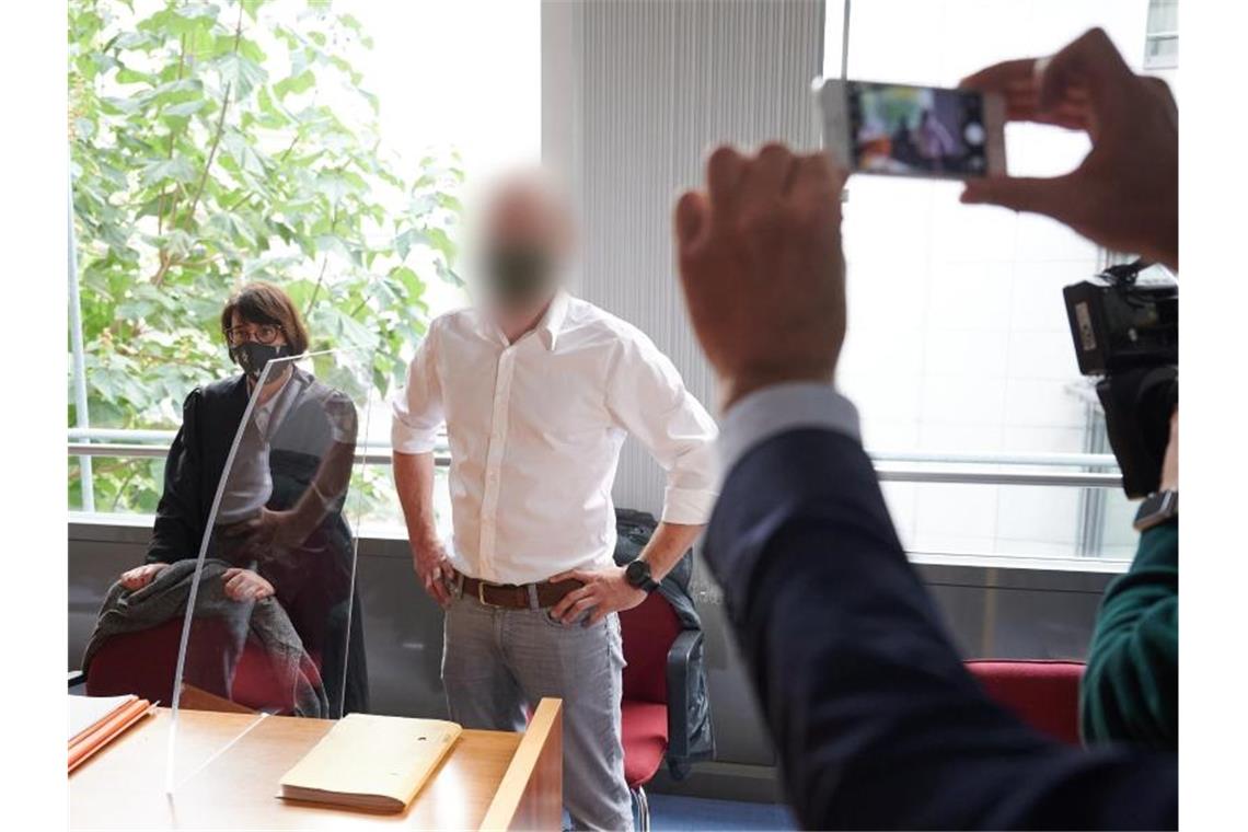 Kollaps beim Geländemarsch: Soldat scheitert mit Klage Der Kläger (M), ein Bundeswehrsoldat, steht in einem Gerichtssaal im Bonner Landgericht. Foto: Henning Kaiser/dpa