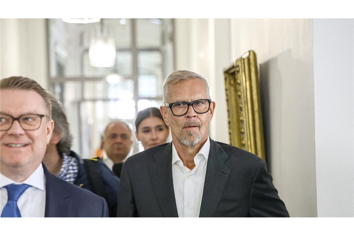 Streit bei Veltins: "Wenn Sie meine Mutter gekannt hätten" Der Kläger wirkte vor Verhandlungsbeginn gelöst, doch es geht um viel: Den Streitwert beziffert das Gericht auf 30 Millionen Euro.