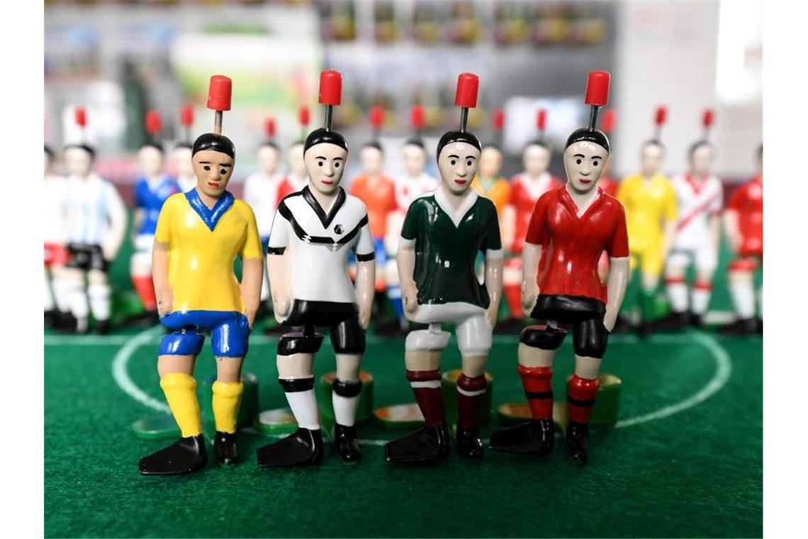 Tore, Tie-Breaks, Touchdowns: Elf Spieletipps für Sport-Fans Der Klassiker unter den Fußball-Spielen in den eigenen vier Wänden: Tipp-Kick. Foto: Patrick Seeger/dpa