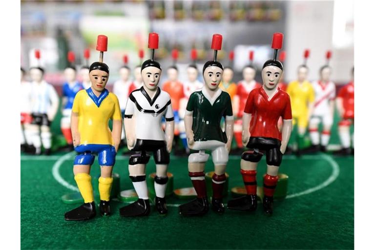 Der Klassiker unter den Fußball-Spielen in den eigenen vier Wänden: Tipp-Kick. Foto: Patrick Seeger/dpa