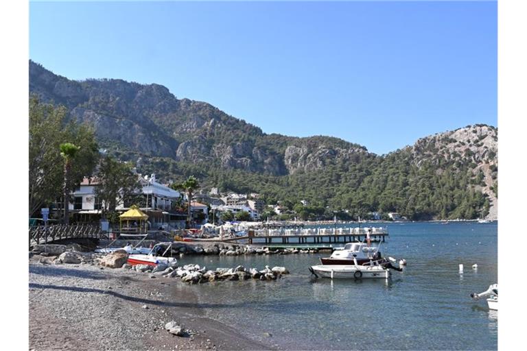 Der kleine Hafen des Touristenorts Marmaris in der Provinz Mugla. Einwohner des Ortes haben erst kürzlich tagelang gegen die Flammen in den umliegenden Bergen gekämpft, um den Ort zu schützen. Foto: Anne Pollmann/dpa