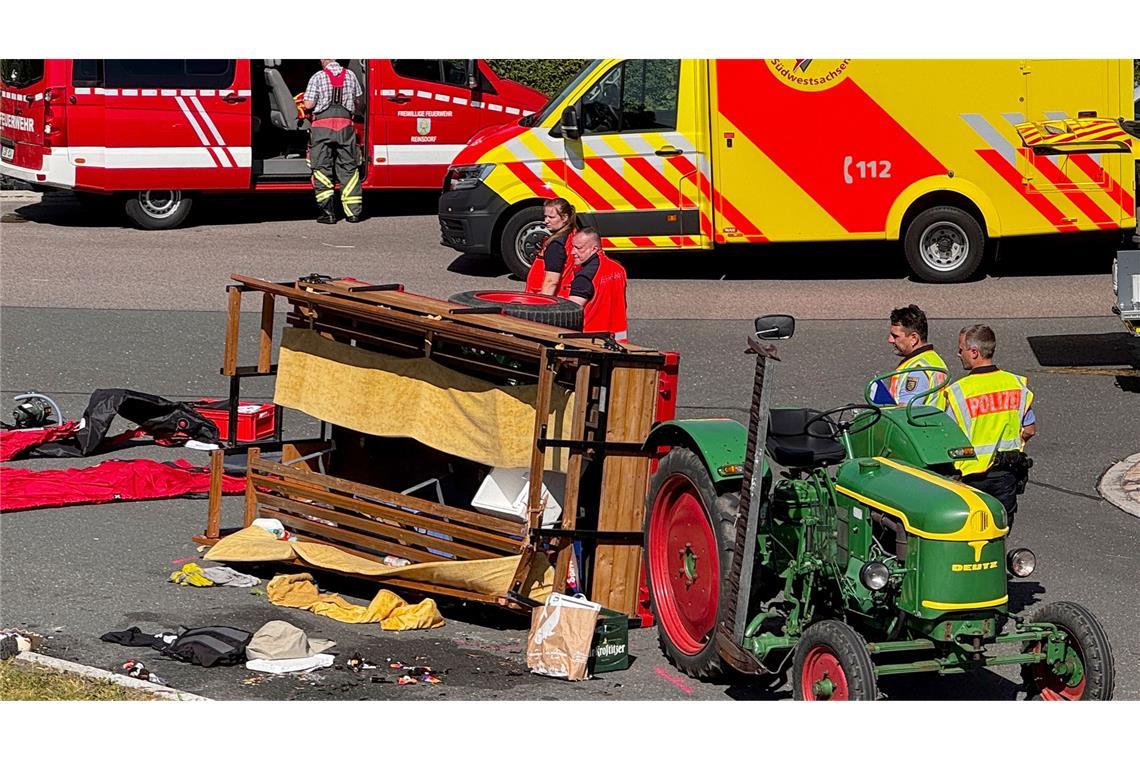 Kutschenanhänger umgekippt: Elf Verletzte Der kleine, offene Kutschenanhänger mit zwei gegenüberliegenden Holzbänken war von einem Traktor gezogen worden.