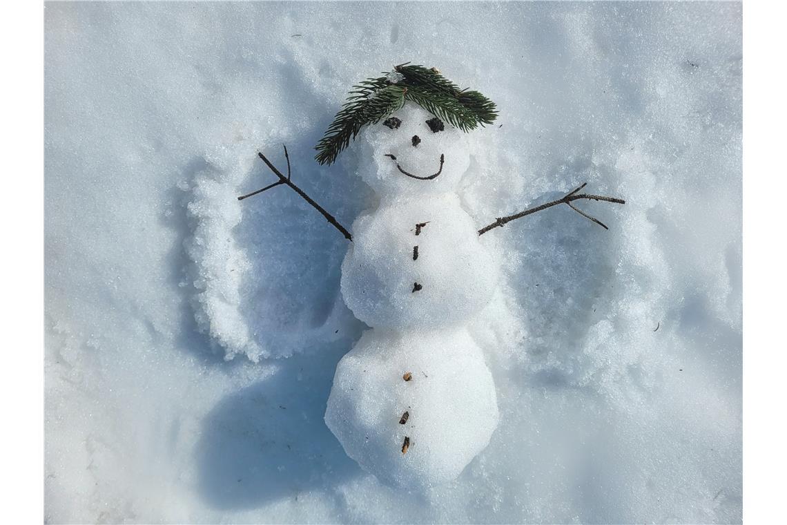 Der kleine Schneemann von Ariane Leucht versucht sich an einem Schneeengel. 