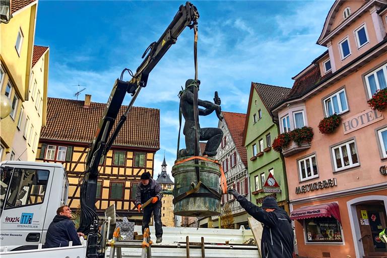 Der kniende Mann mit Fisch soll weichen. Ein Unternehmen hat die Skulptur eingelagert. Foto: L. Obleser