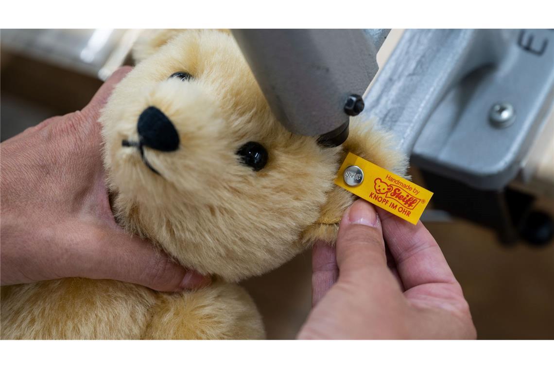 Der "Knopf im Ohr" ist das Markenzeichen von Steiff-Tieren. (Archivbild)