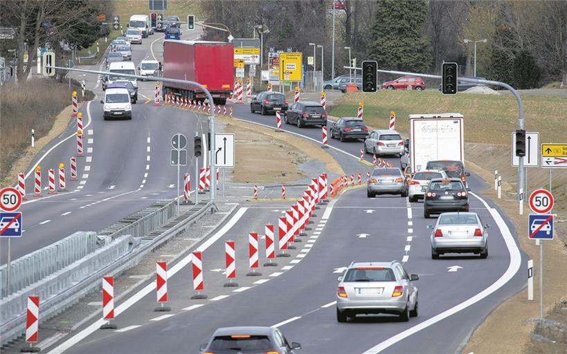 Der Knoten Waldrems hat noch Verbesserungspotenzial. Derzeit verengt sich die Bundesstraße in Richtung Norden, aus zwei Fahrbahnen wird eine. Die Überlegung, die rechte Spur als Rechtsabbiegespur bis zur Ampel zu verlängern, lehnt das Regierungspräsidium aus Sicherheitsgründen ab. Foto: A. Becher