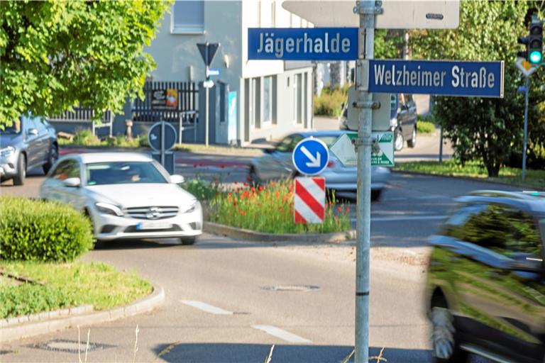 Der Knotenpunkt Welzheimer Straße, Lommatzscher Straße, Jägerhalde ist eine der Problemstellen in Weissach. Archivfoto: Alexander Becher