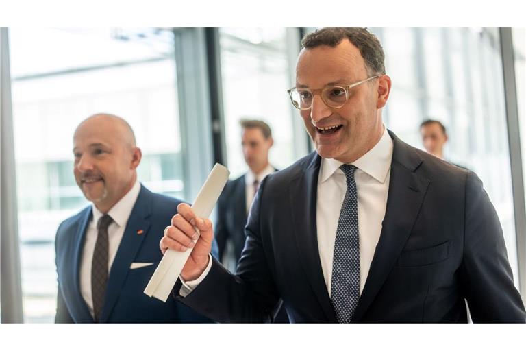 Der Koalitionsausschuss habe entschieden, das Vorhaben nicht weiterzuverfolgen, schrieben Fraktionschef Jens Spahn (rechts) und CSU-Landesgruppenchef Alexander Hoffmann an die Abgeordneten der Union. (Archivbild)