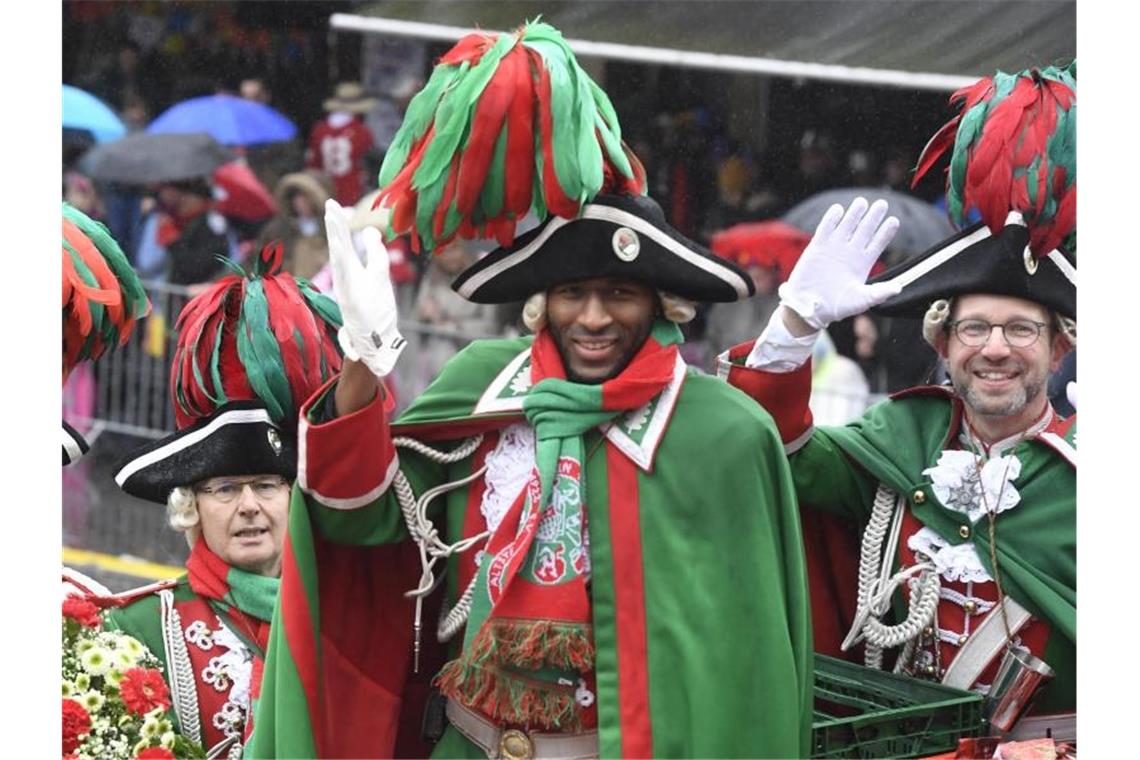 Der Kölner Bundesligaprofi Anthony Modeste hat Spaß am Karneval. Foto: Roberto Pfeil/dpa