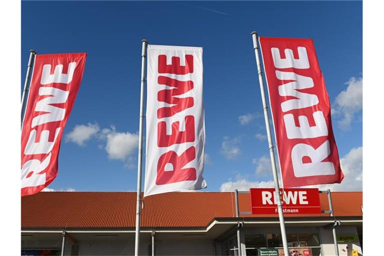 Der Kölner Handelsriese Rewe will keine Waren aus Russland mehr anbieten. Foto: Uwe Zucchi/dpa
