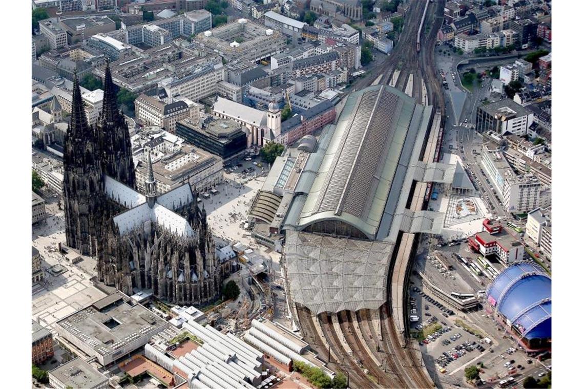 Der Kölner Hauptbahnhof ist einer der wichtigsten Verkehrsknotenpunkte im deutschen Eisenbahnnetz. Foto: Oliver Berg/dpa