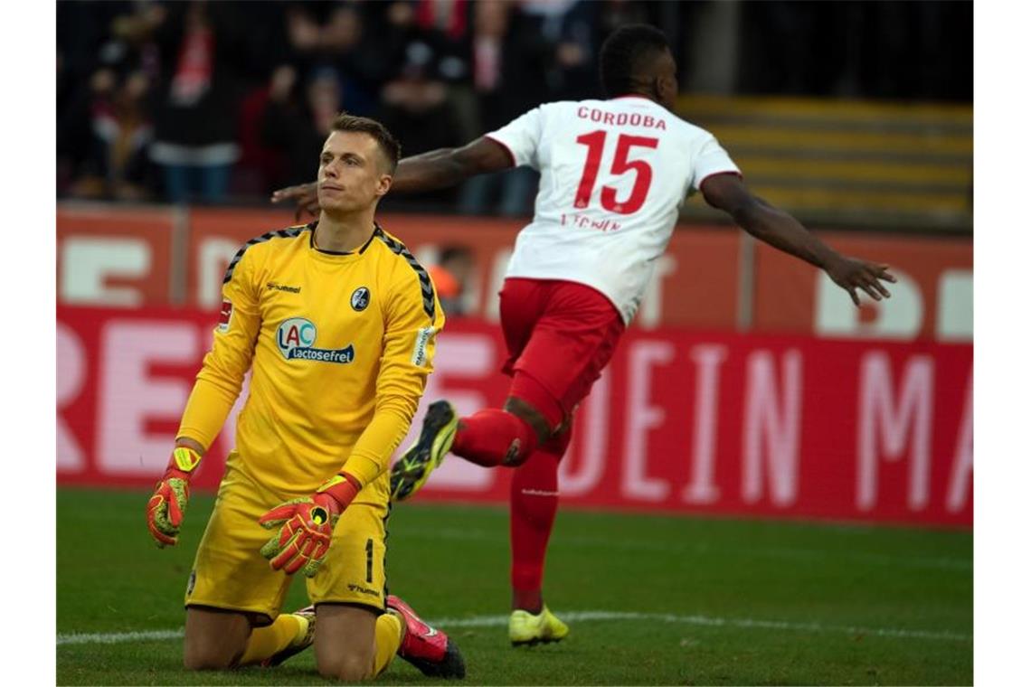 Der Kölner Jhon Cordoba bejubelt sein Tor zum 2:0. Foto: Federico Gambarini/dpa