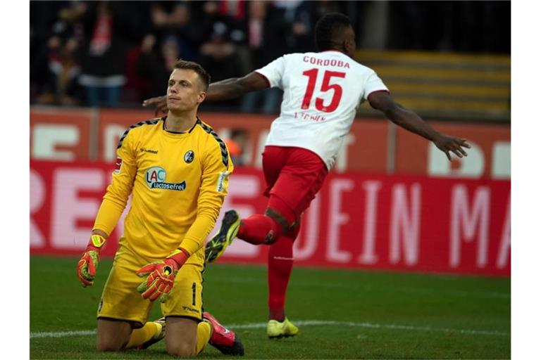 Der Kölner Jhon Cordoba bejubelt sein Tor zum 2:0. Foto: Federico Gambarini/dpa