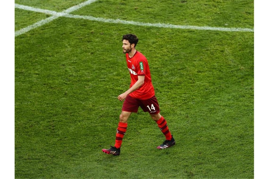 Der Kölner Jonas Hector war nach der Niederlage vom Reporter genervt. Foto: Rolf Vennenbernd/dpa Pool/dpa