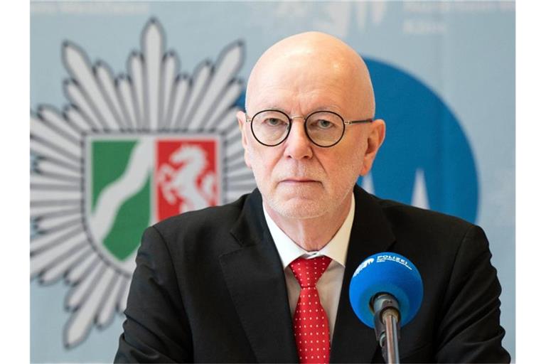 Der Kölner Polizeipräsident Uwe Jacob erläuterte die Ergebnisse der Emittler im Missbrauchskomplex Bergisch Gladbach. Foto: Federico Gambarini/dpa