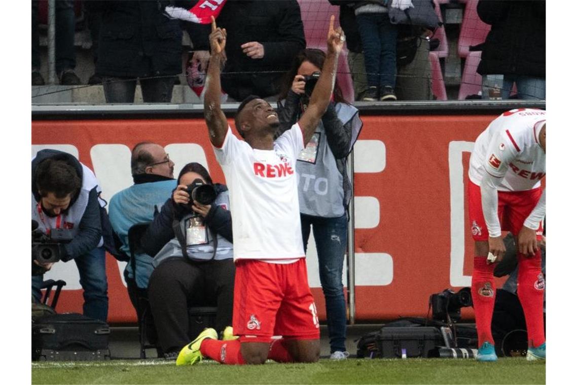 Der Kölner Stürmer Jhon Cordoba (l) bejubelt sein Tor zum 2:0. Foto: Federico Gambarini/dpa