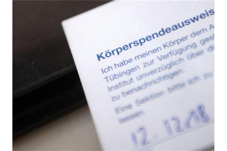 Der Körperspendeausweis liegt auf einem Tisch. Foto: Marijan Murat/dpa