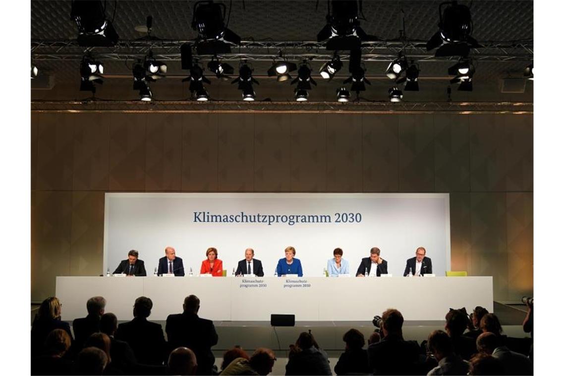 Der kommissarische SPD-Fraktionsvorsitzende Rolf Mützenich (l-r), Unionsfraktionschef Ralph Brinkhaus, die kommissarische SPD-Vorsitzende Malu Dreyer, Finanzminister Olaf Scholz, Kanzlerin Angela Merkel, Verteidigungsministerin Annegret Kramp-Karrenbauer, der bayerische Ministerpräsident Markus Söder und CSU-Landesgruppenchef Alexander Dobrindt geben nach der Sitzung des Klimakabinetts eine Pressekonferenz. Foto: Kay Nietfeld