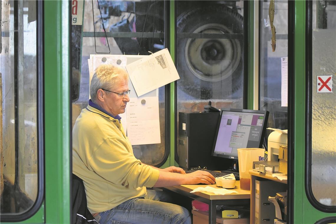Eine Tonne Trauben in fünf Minuten Der komplette Vorgang wird digital begleitet, Holger Hessel überwacht ihn mit strengem Blick.