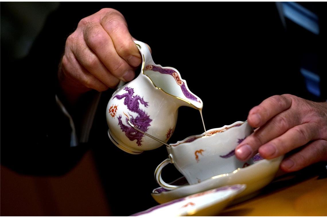 Der Konformist: Kaffee mit dickflüssiger Kondensmilch – auch Dosenmilch oder Büchsenmilch genannt –, 15 Prozent Fettgehalt. So trank man früher den Kaffee, und so trinken Sie noch heute. Bloß keine Veränderung, weder beim Kaffee noch beim Geschirr oder im Leben.