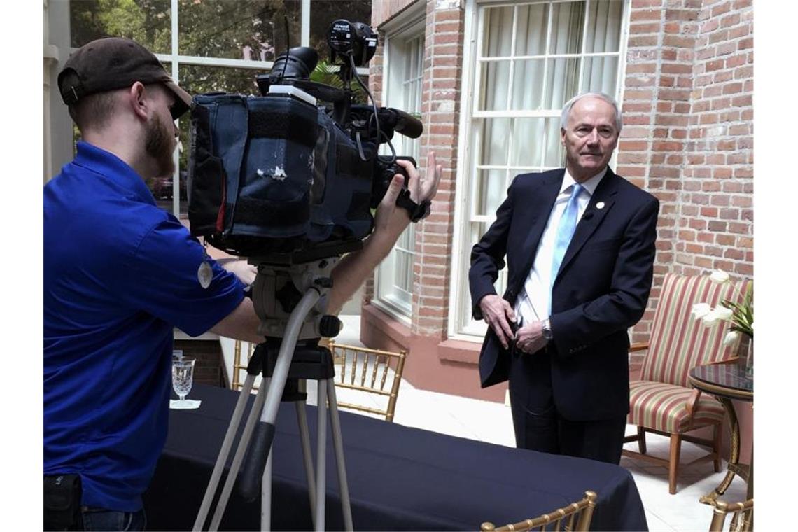Arkansas will Abtreibungen fast völlig untersagen Der konservative Gouverneur Asa Hutchinson unterzeichnete ein umstrittenes Gesetz, das Schwangerschaftsabbrüche selbst nach einer Vergewaltigung oder Inzest untersagt. Foto: Kelly P. Kissel/AP/dpa